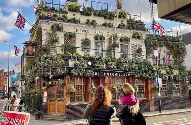 Elegant 4-Bedroom Penthouse in Prime Kensington Location