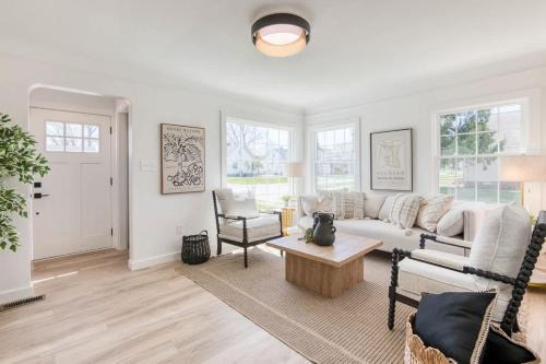 Elegant 4BR Deck & Office