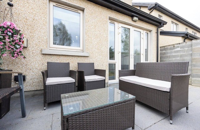 Elegant 5-Bed Home By Sea & City, Parking & Garden - Dublin Dream Home