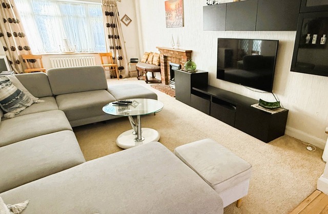 Elegant 5BDR Executive Home, Chigwell