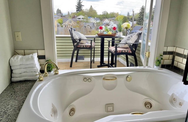 Elegant 7BR/4BA Queen Anne Home | Walkable & Perfect for Groups