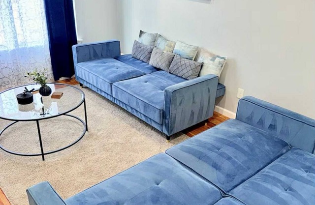 Elegant and Cozy 3-bedroom with Parking, Sleeps up to 8 close to EWR and NYC