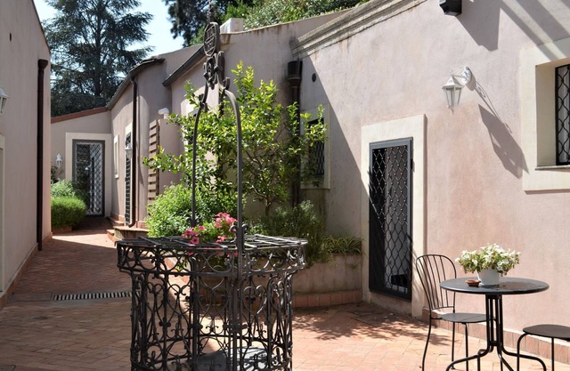 Elegant apartments, tastefully cared for, with a strategic position in Sicily