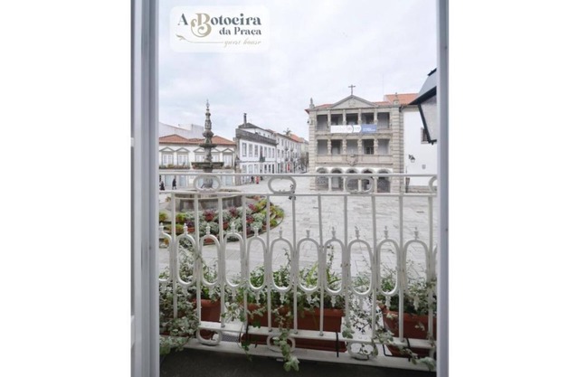 Elegant B2 Superior Studio in the heart of Viana's historic center!
