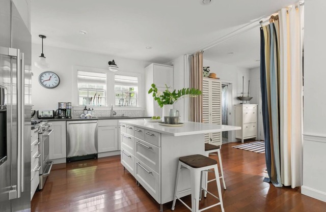 Elegant Beach Home. Walk to Beach & Harbor &Local Coop. Beach pass included.