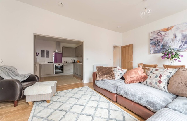 Elegant Central Henley Apartment