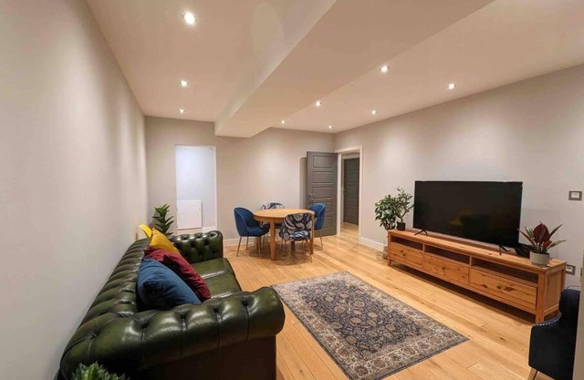 Elegant Central Brentwood Flat