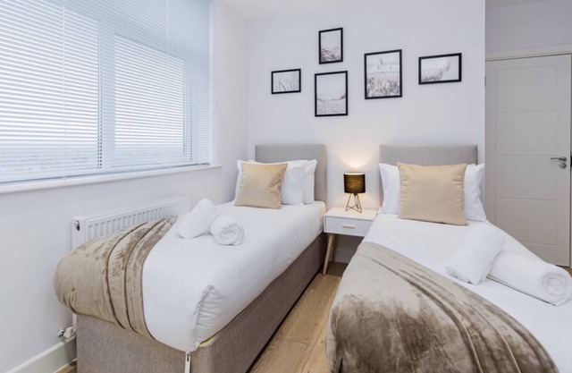 Elegant Central Private Parking Leisure Contractor