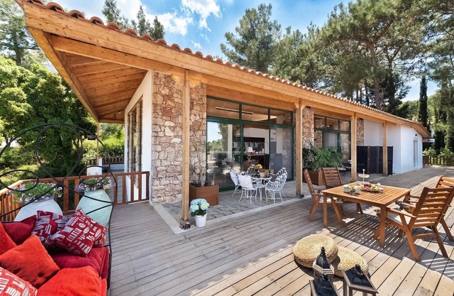 Elegant Charming House With Outdoor Pool