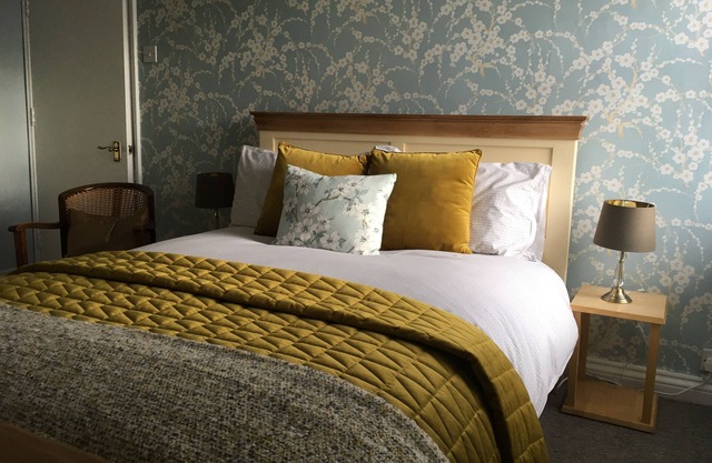 Elegant, city centre Georgian Maisonette spaciously spread over top 2 stores