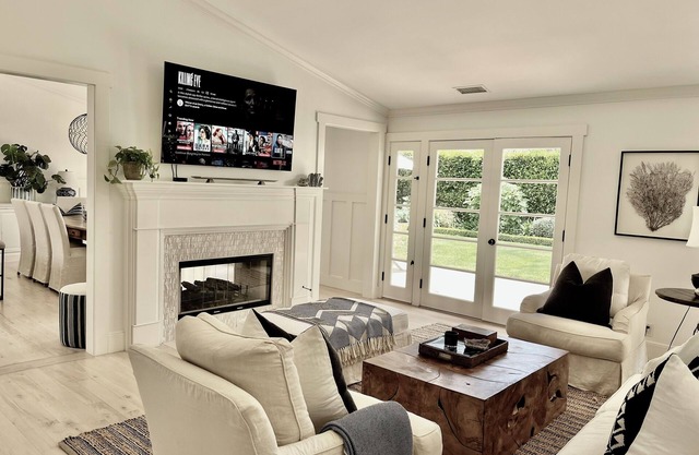 Elegant Coastal Vibe-Sunny Ranch 4/bdr One Blk to Private Beach