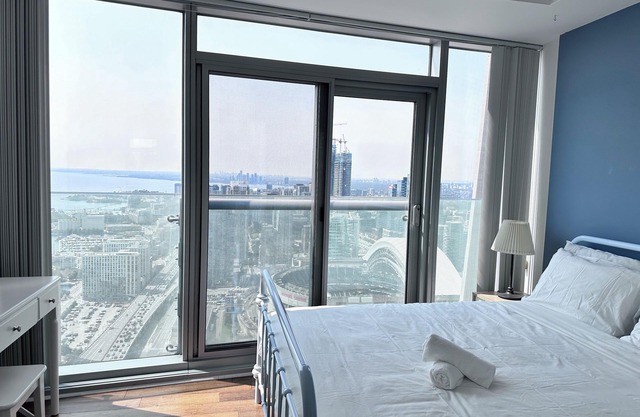 Elegant condo with Lake Views Near CN Tower Modern Décor