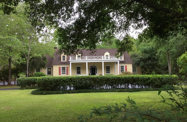 Elegant cottage in historic Summerville- WEEKLY DISCOUNTS