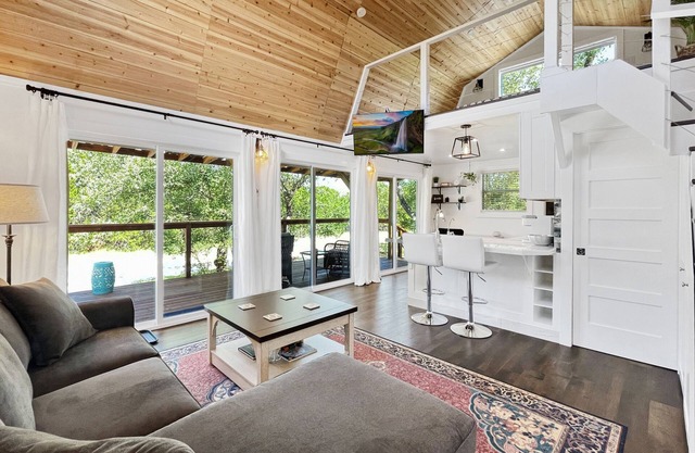 Elegant Country Cabin in Canyon Lake! Only 5 minutes from the lake and river!