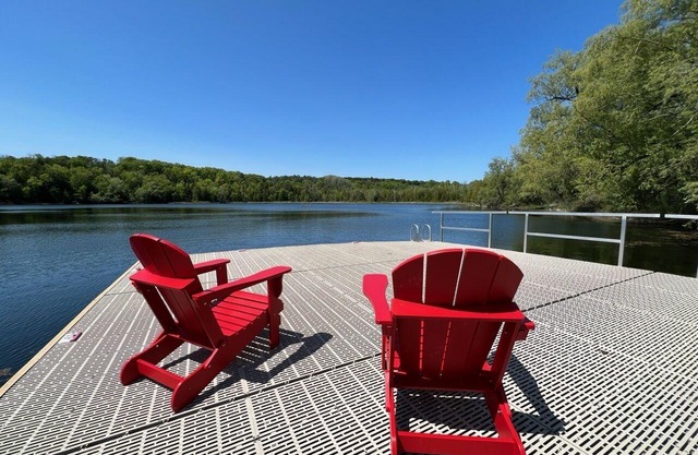 Elegant Country Home, 1hr from Toronto with access to Private Lake