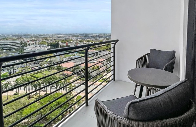 Elegant Doral Escape: Spacious Luxury