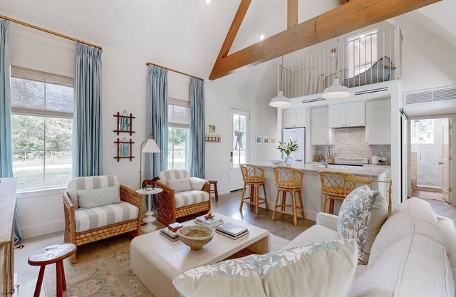 Elegant farmhouse-style cottage between Brenham with porch, open layout & loft