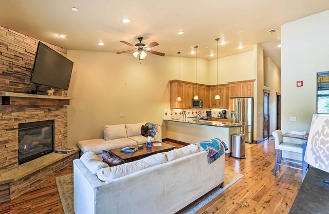Elegant Frisco Condo w/Private Hot Tub & Views!