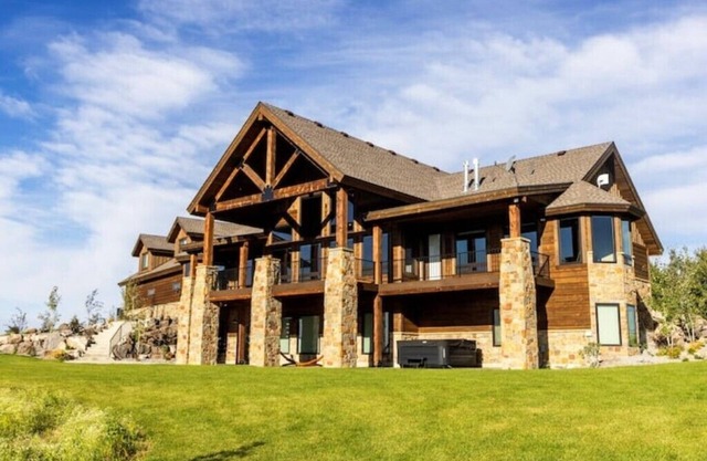 Elegant Grand Cabin w/Hot Tubn