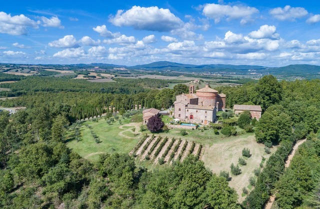 Elegant historic villa, sleeps 12, so tastefully reconstructed according to Tuscan style with stunn
