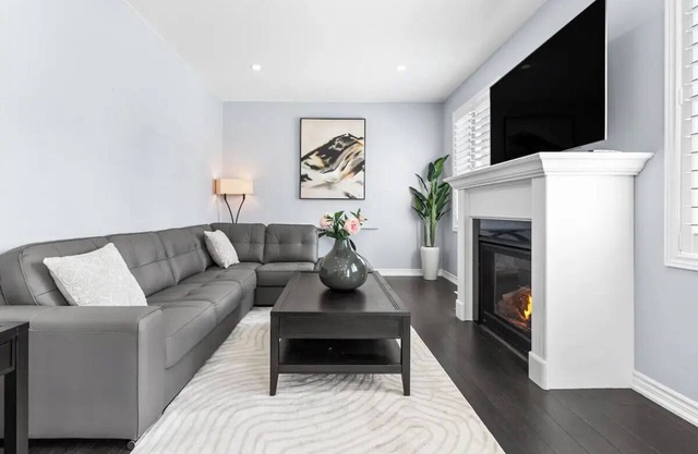 Elegant home with hot tub close to wineries, US border, shopping Niagara falls