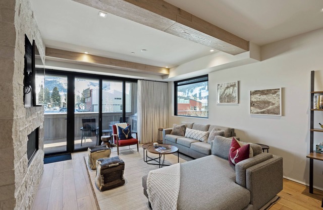 Elegant Jackson Getaway with Hot Tub Near Snow King Skiing & Dining