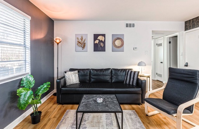 Elegant King Suite Downtown with Free Parking