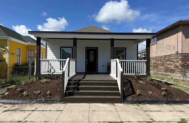 Elegant large front porch home only minutes away from both the Port & Seawall