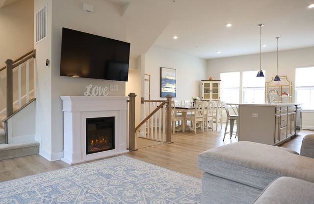 Elegant Luxury Townhome; Resort Community with Pools, Gym & close to Beaches