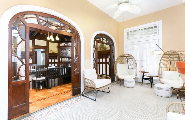 Elegant Manor! Largest Downtown BNB: 22beds!