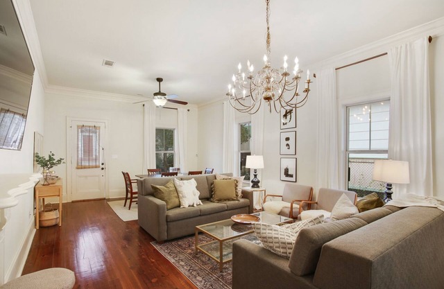 Elegant Mid-city gem near City Park & Streetcar. Walk to Voodoo & Jazz Fest