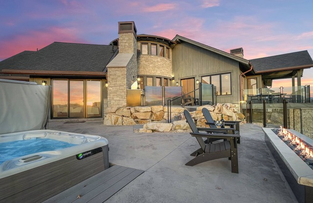 Elegant Mountain Abode w/4 King Suites Hot Tub Billiards Sweeping 180° Views
