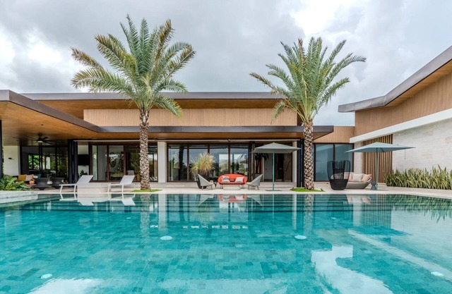 Elegant NEW Villa with 5 bdrs, Pool and Amazing Golf Views!