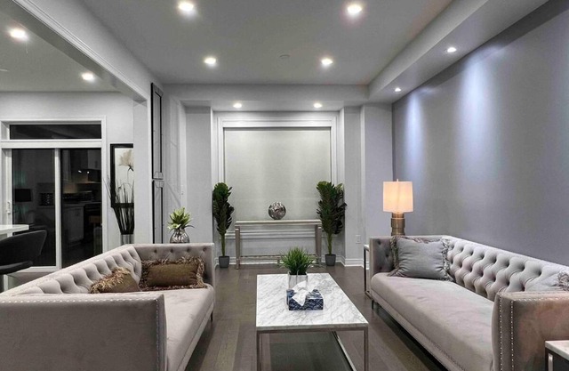 Elegant Oakville Town Residece