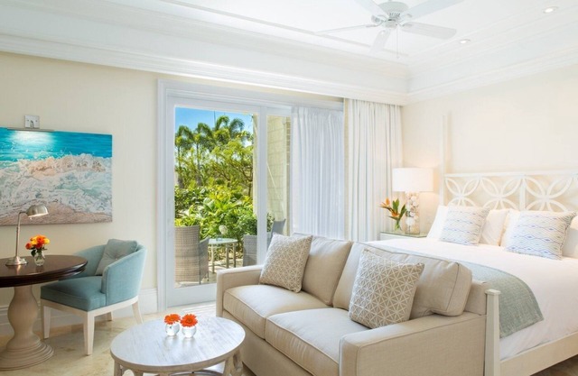 Elegant One Bedroom w/Oceanfront View, Private Beach Access, Long Bay Beach