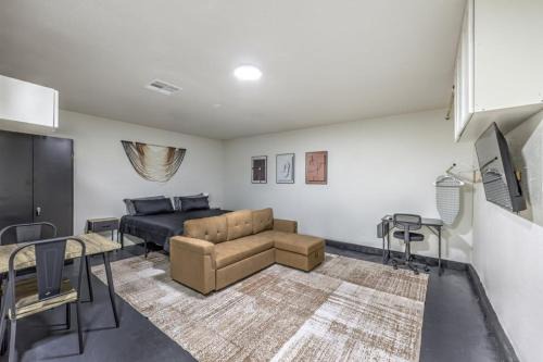 Elegant Private Studio Sleeps 4! 10Min to Strip!