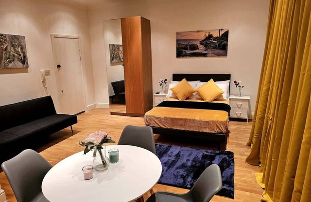 Elegant Spacious London Flat C
