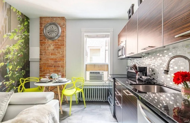 Elegant style with 3D feature 1 BR suite downtown