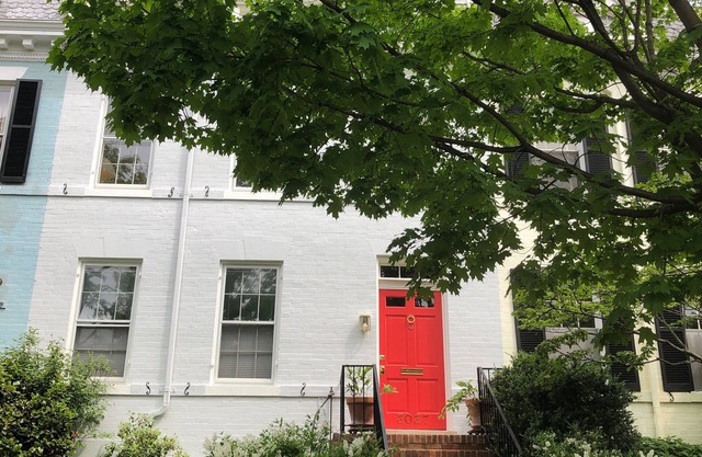 Elegant townhome on quiet street near museums, restaurants, shops, parks & more!
