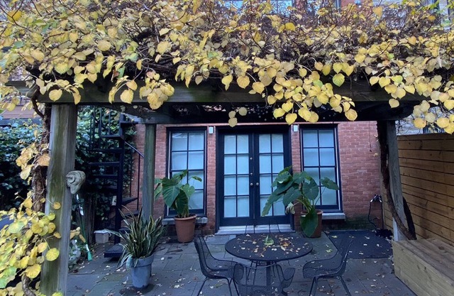 Elegant townhouse garden apartment