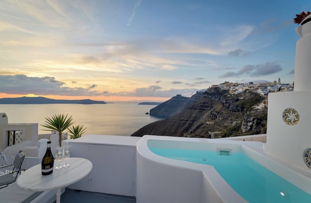 Elegant two-bedroom duplex with hot tub, Caldera view and swimming pool