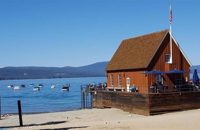 Elegant Updated Chamberlands 4/4 ~ Large Kitchen with Center Island~King Master Suite