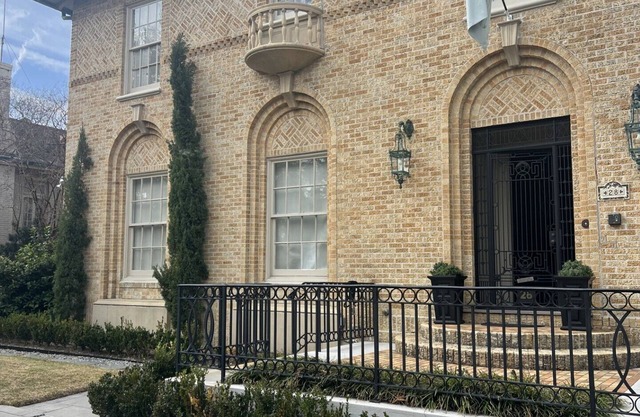 Elegant uptown New Orleans home. Close to everything!