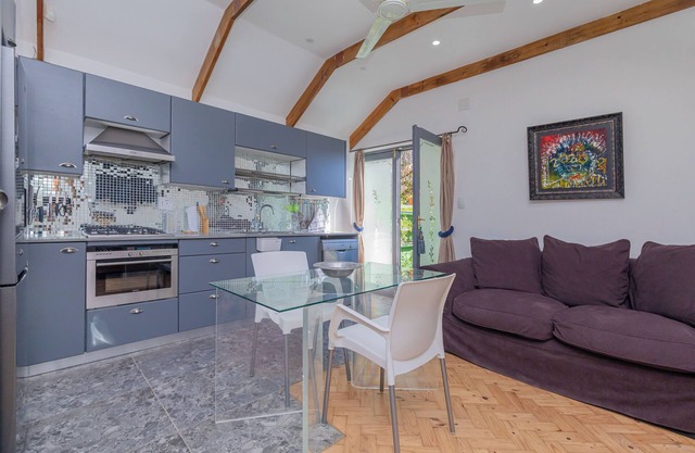 Elegant Urban Chic - Central - Self-contained