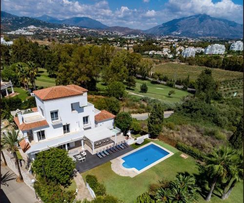 Elegant Villa Retreat with Lush Gardens