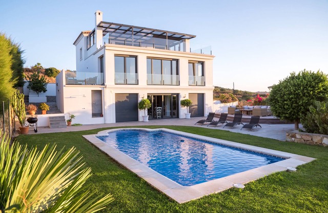 Elegant Villa W/Views Of The Mediterranean, Gibraltar, Beach & Sotogrande Port