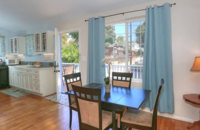 Elegant. Walk Downtown. King Bed. Bikes! Skylight!