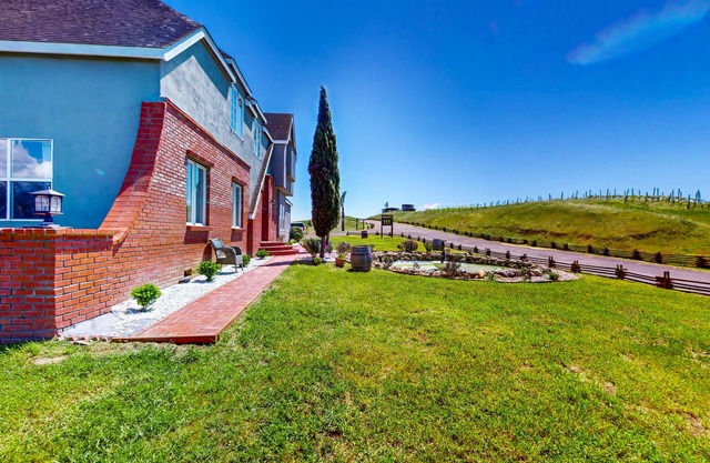 Elegant wine lover's acreage with patio, chef's kitchen, & AC - dog-friendly