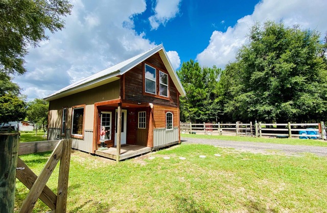 ELET Cottage, Horse Encounter - Farm Stay, Loft Cabin, 35 Mins to Beach