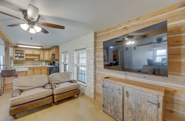Elgin Retreat at Charming Country Cabin!